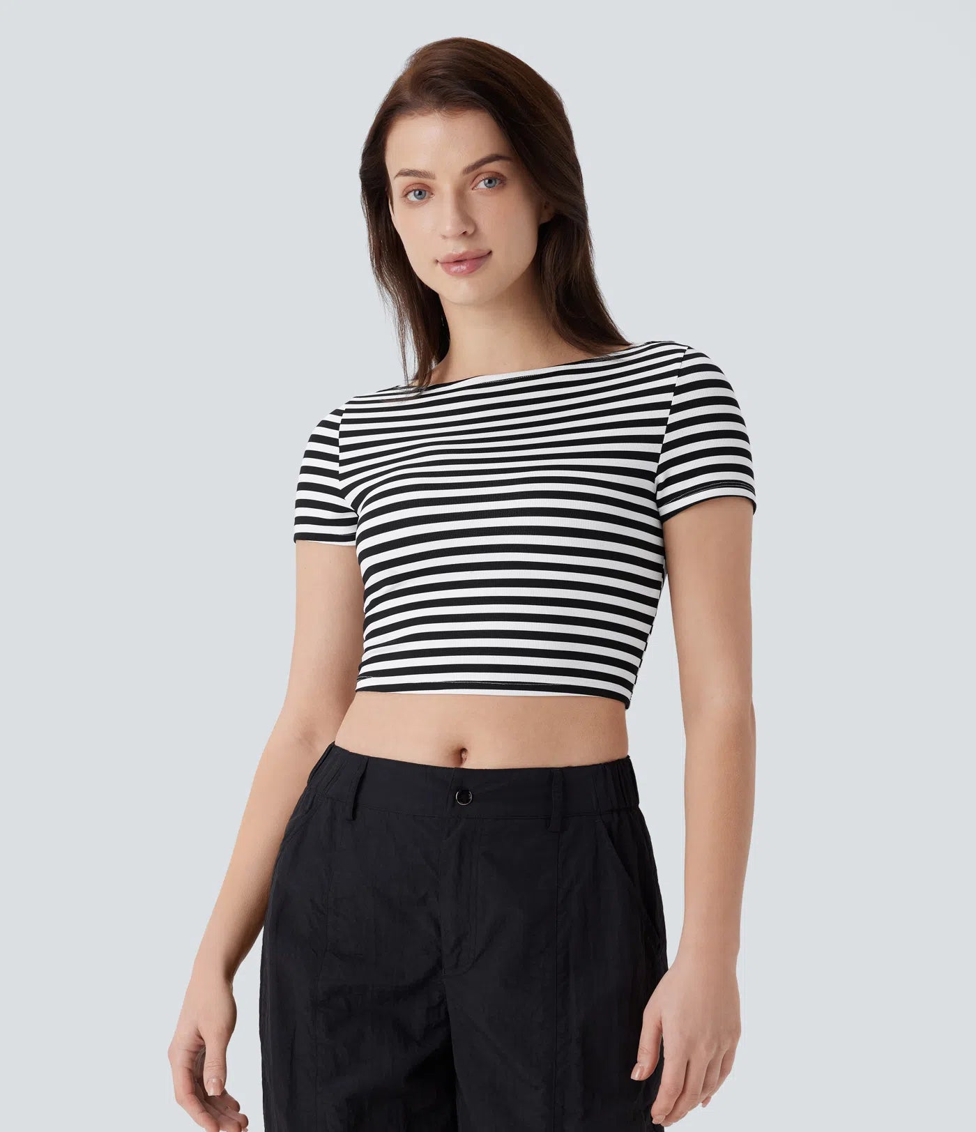 T-shirt court ajusté à encolure bateau avec rayures et tissu gaufré