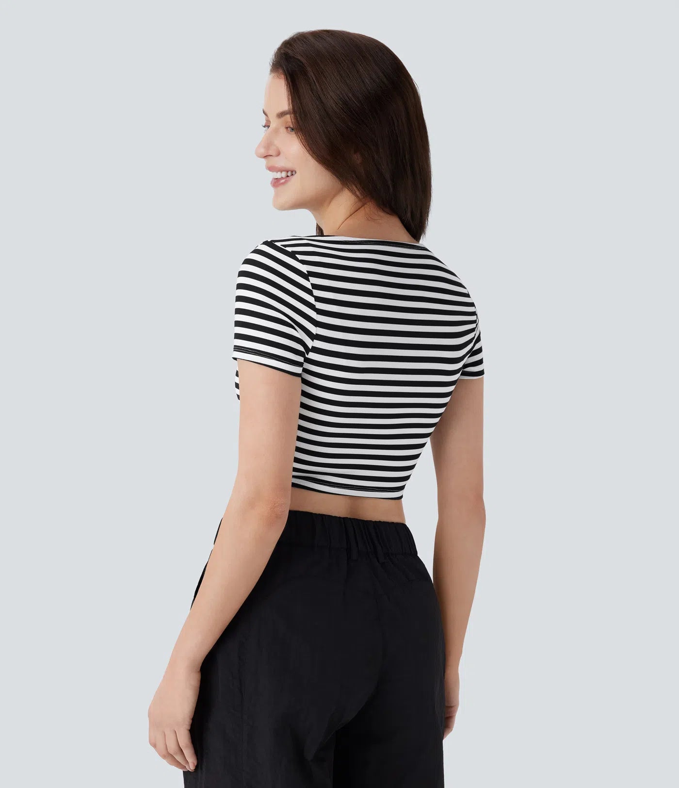 T-shirt court ajusté à encolure bateau avec rayures et tissu gaufré