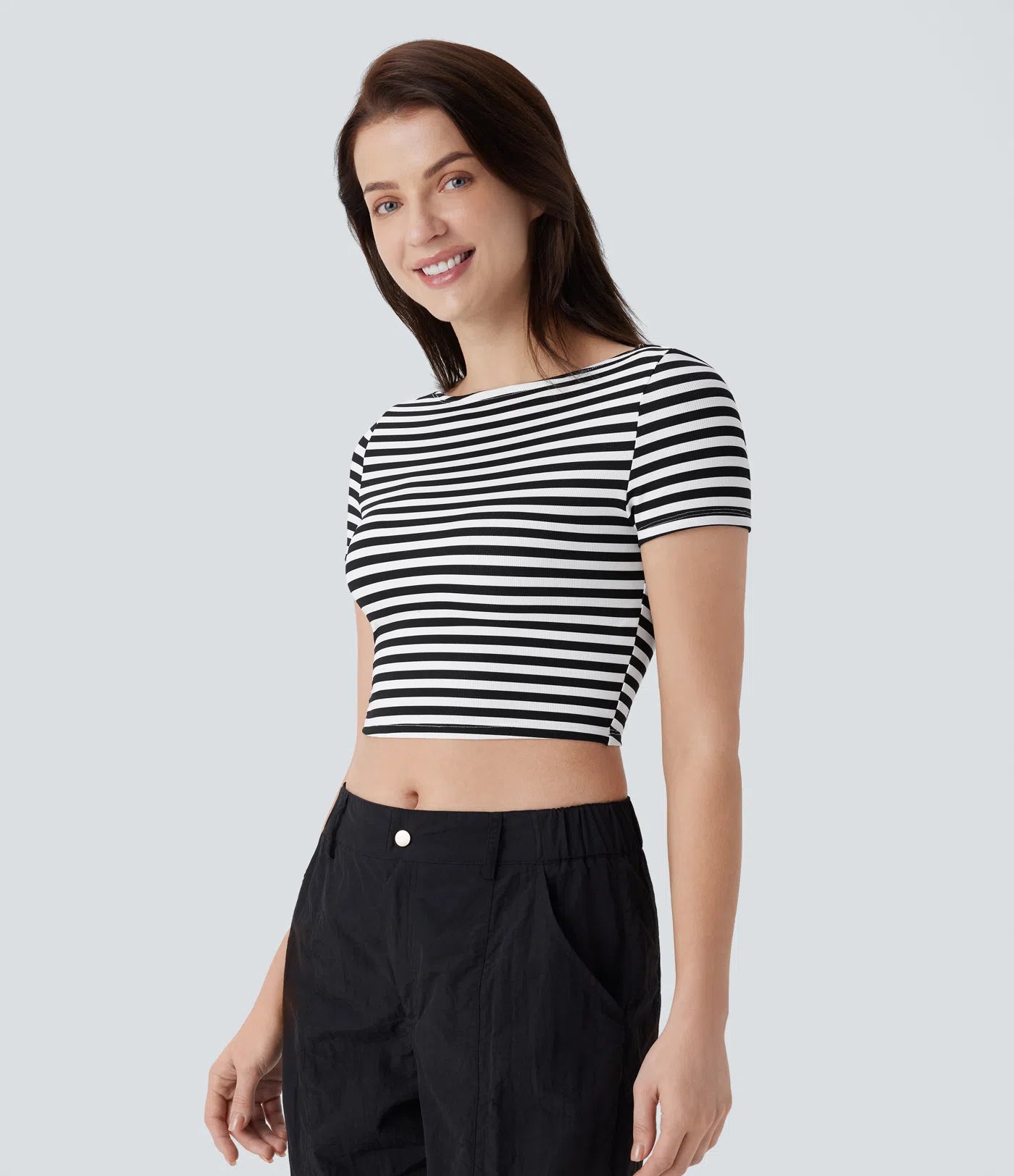 T-shirt court ajusté à encolure bateau avec rayures et tissu gaufré