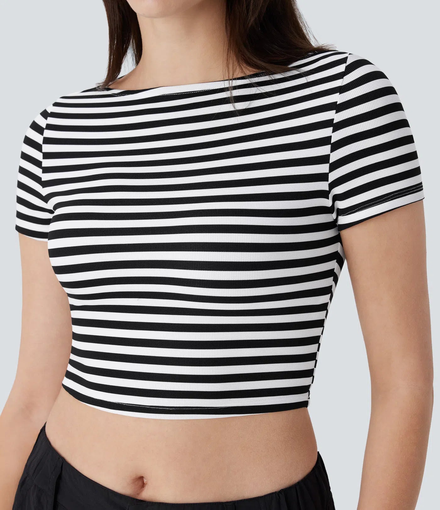 T-shirt court ajusté à encolure bateau avec rayures et tissu gaufré